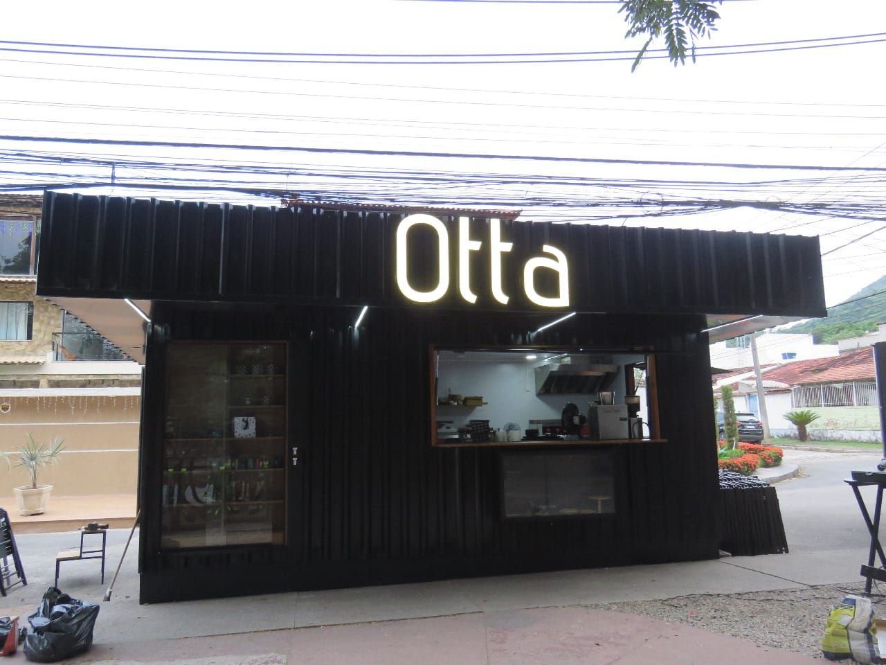 Loja container Otta com letreiro iluminado